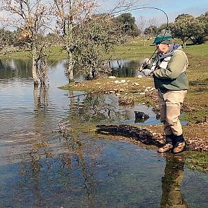 Miguel Casaseca en La Almendra. Pescando barbos a mosca.