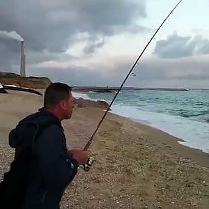 King mackerel on popper - shore fishing 26/4/2014 キングマッケレル 5 キログラム