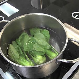 Gebratener Steinbutt an Risotto mit Steinpilzen und Senfkohl