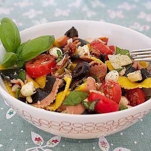 Rezept: Mediterraner Nudelsalat mit Tomaten, Thunfisch und Mozzerella