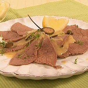 Rezept: Vitello Tonnato -- Italienische Vorspeise aus Kalbfleisch mit Thunfisch-Mayonnaise serviert