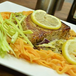 Thunfisch Steak auf Chillie Pasta mit Chinakohl und Porree selber machen | Kanal-ELF Rezept #124