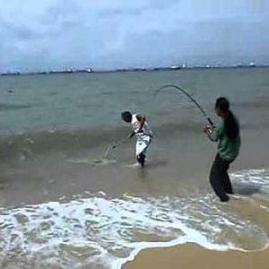 Singapore Beach Fishing - Barra 5.2kg.mp4