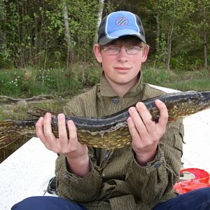 59cm und 1080g aus dem Visen in Schweden 2008.
Er biss auf einen Paladin Hecht-Imitat Gummifisch.