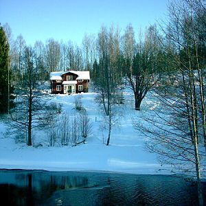 haus am schweden see im winter mit see vor der tür