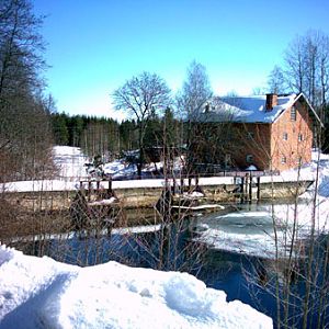 wasserfall wehr und mühle und angeln am haus