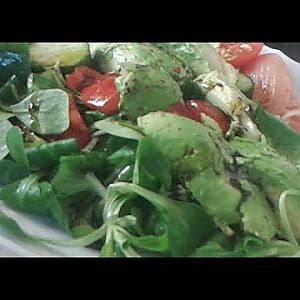 Frischer Lachs-Gemüse Salat! Vitamine zum Abnehmen geeignet - Kulinaru.de