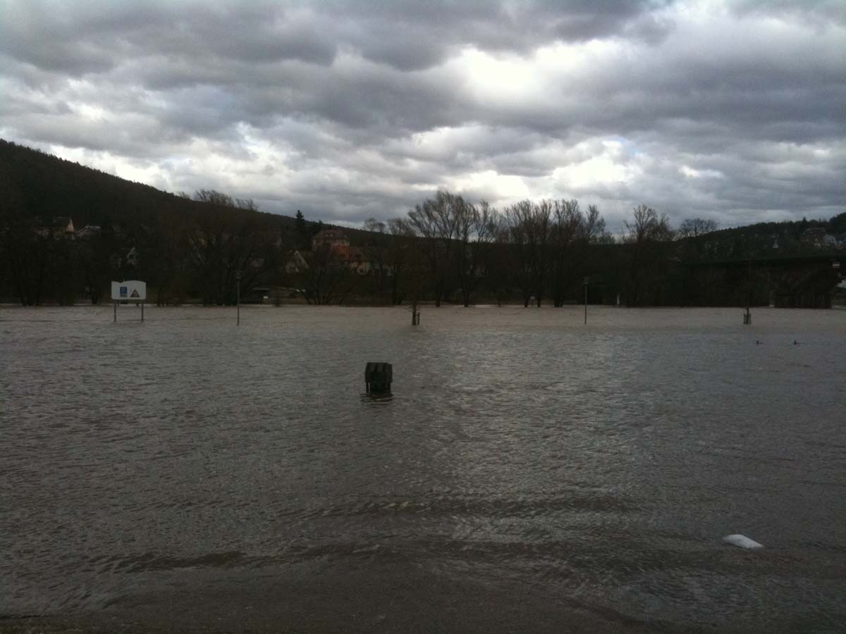 eigentlich wollten wir hier am Parkplatz angeln, aber wie man sieht ist der parkplatz irgendwie im wasser verschwunden.