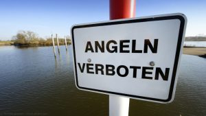 Schild Angeln verboten: Neue Pläne des Bundesamtes für Naturschutz sehen Angelverbote in der Ostsee vor