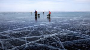 Eisangler auf zugefrorenem See