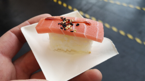 Kunstvoll gestaltetes Sushi Häppchen auf einem Teller auf der Fish International Messe in Bremen. 